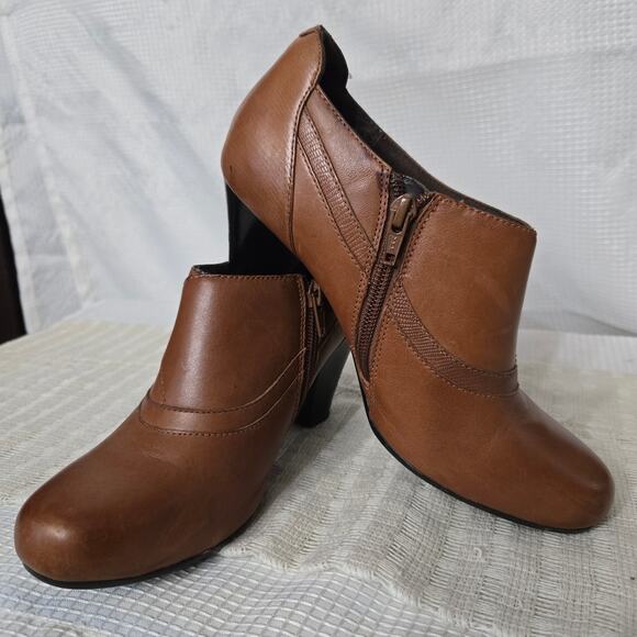 F2 Clarks Bendables Brown Leather Ankle Boots Sz 7 Cushioned Side Zip Mid Block - Picture 4 of 7